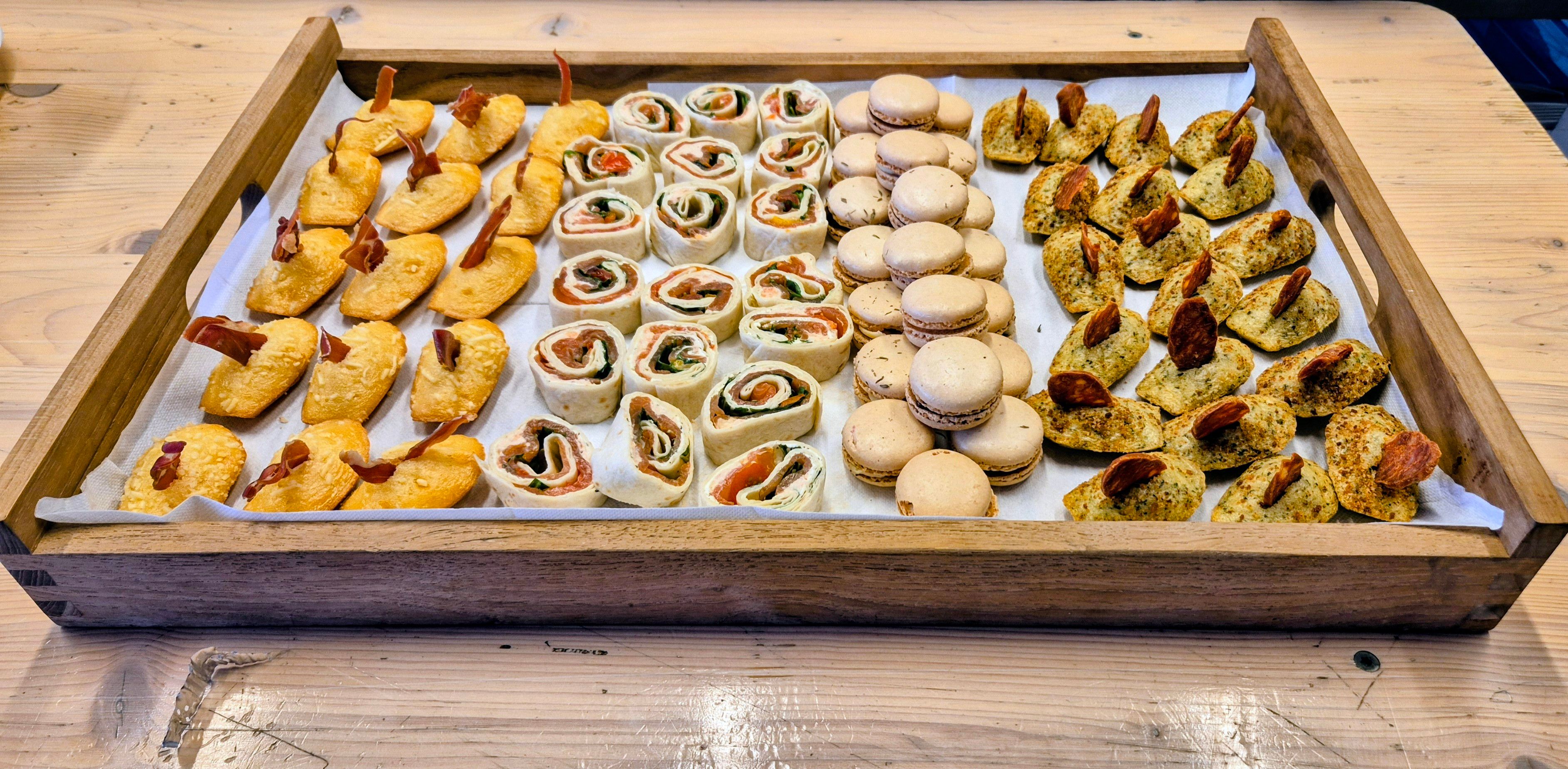 Plateau en bois de bouchées apéritives variées