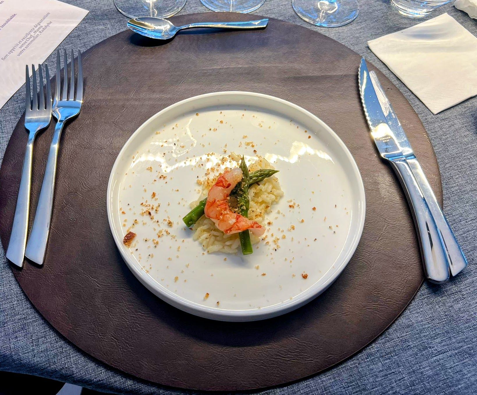 Entrée de crustacés dressée sur assiette blanche