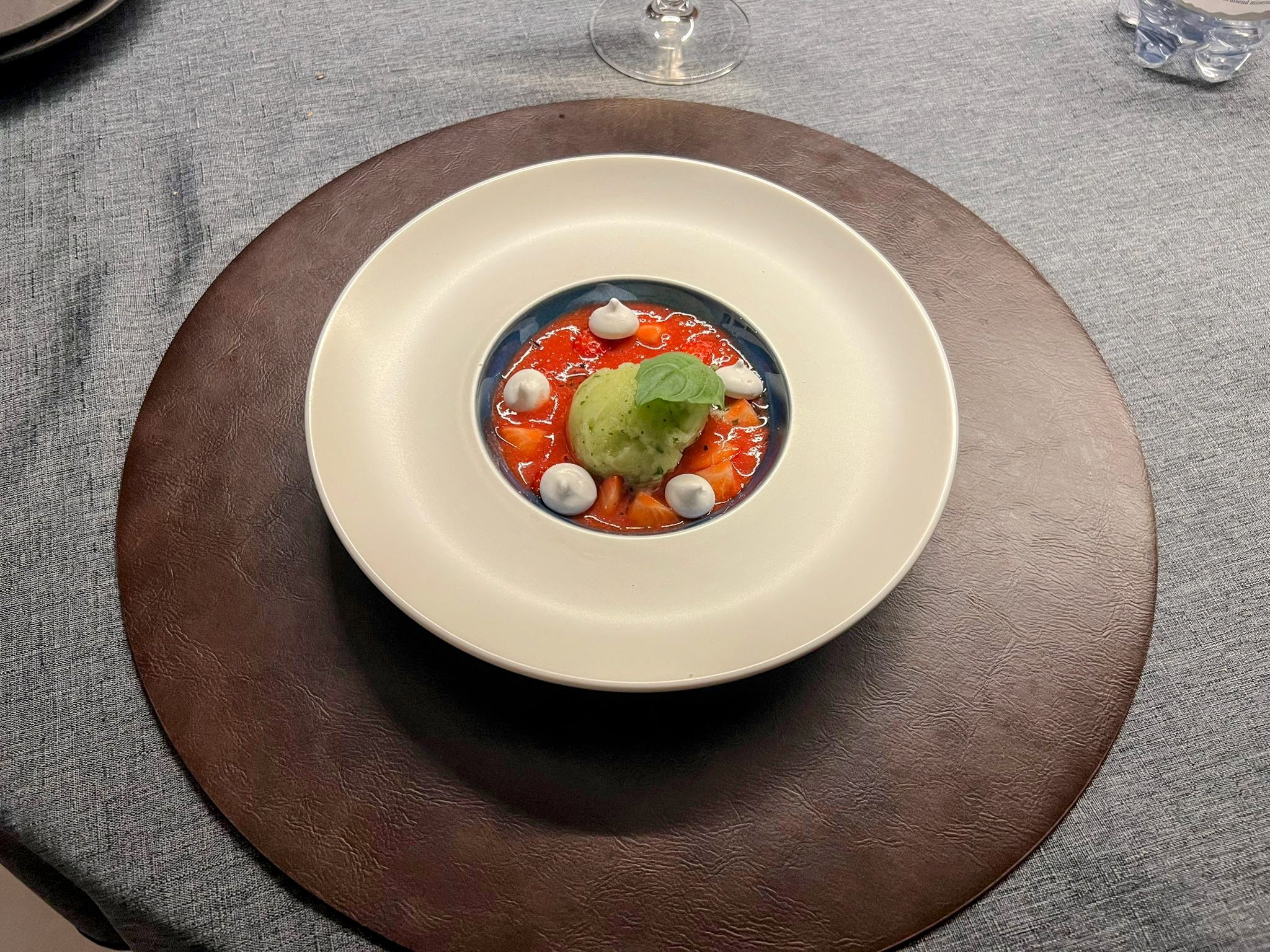 Velouté de tomate et sorbet en assiette creuse