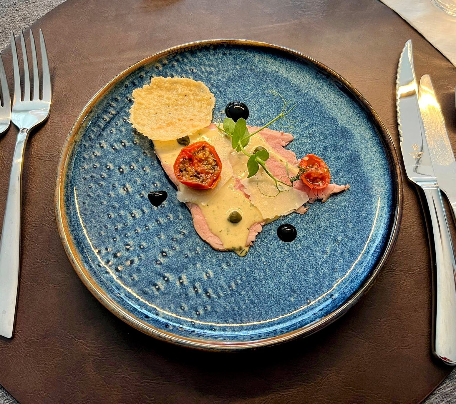 Entrée froide sur assiette bleue