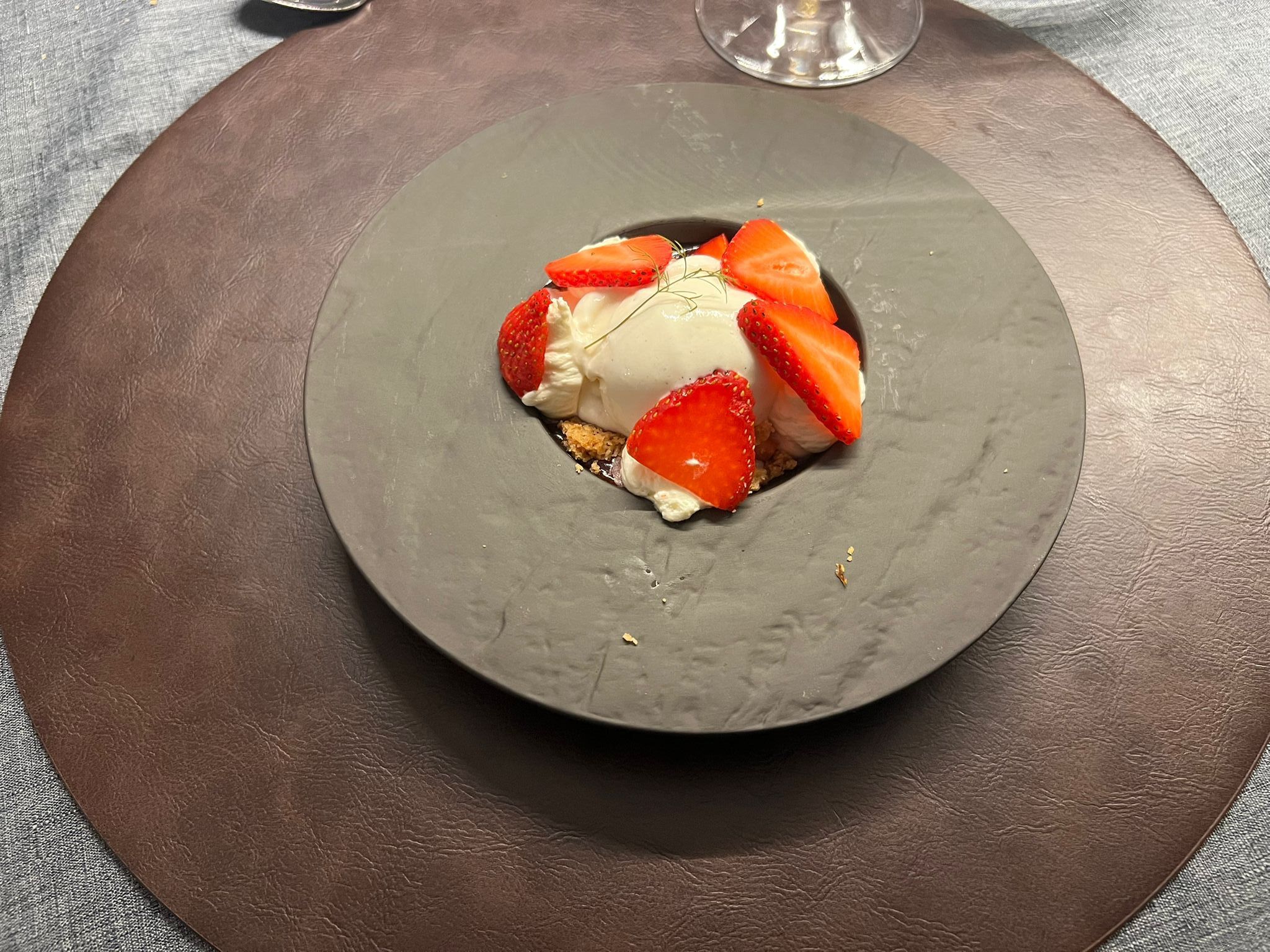 Dessert aux fraises et crème