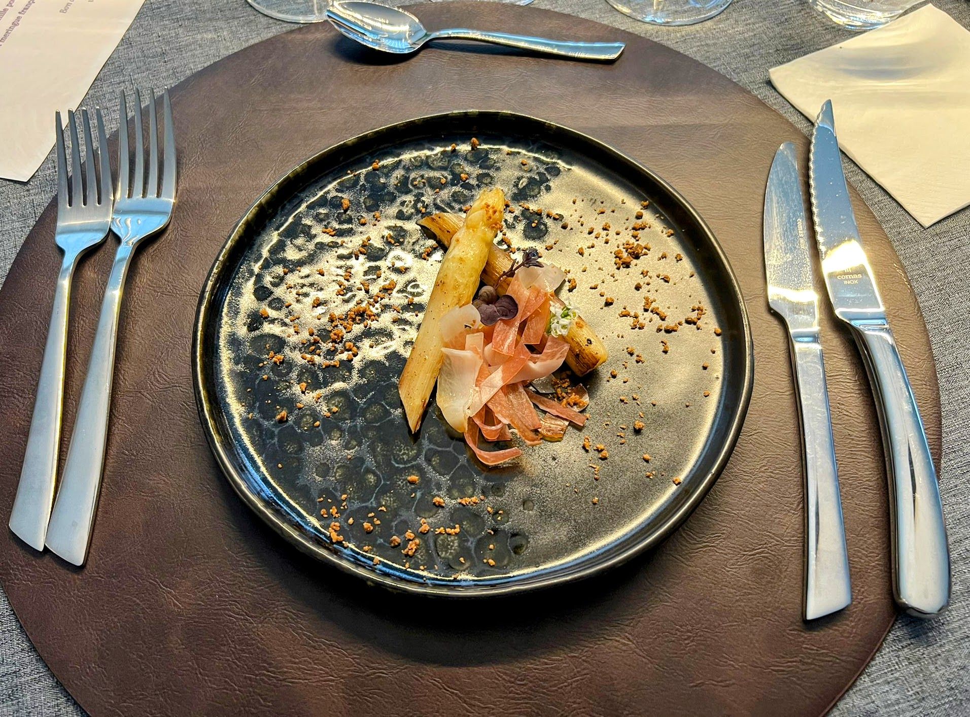 Asperges blanches et jambon sur assiette sombre