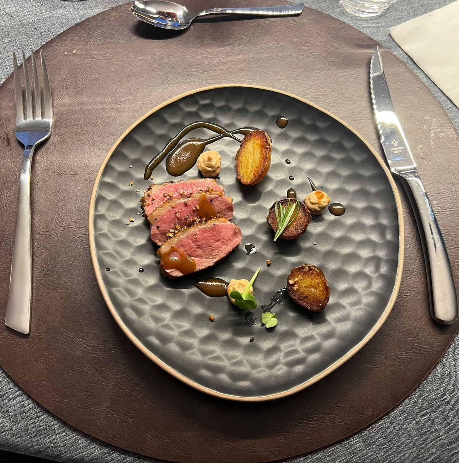 Viande rosée et champignons sur assiette martelée